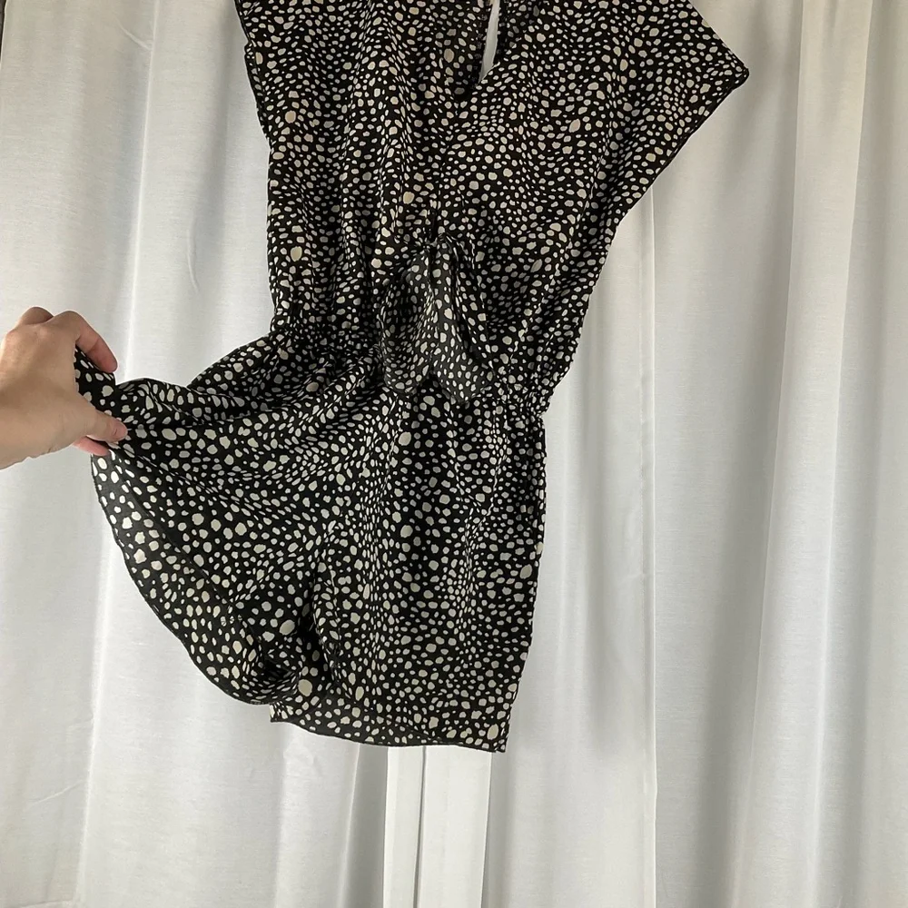 Black and Tan Tie Romper with Open Back - Picture 2 of 5